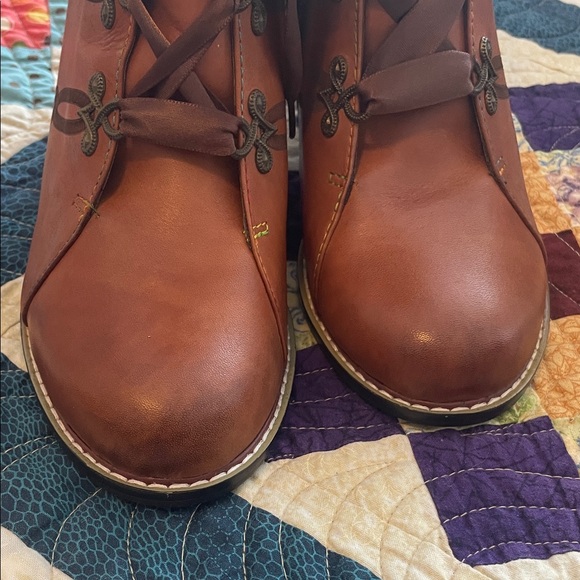 Chelsea Crew Tan Lace-Up Women's Boots - Picture 4 of 13